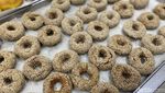 Ci Mehong Jualan Donat Rp 15 Ribu per Buah, Seperti Apa Rasanya?
