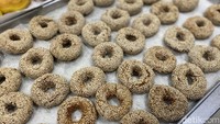 Donat labu dan donat pisang milik Ci Mehong disebut lebih sehat. Ia membuatnya dari bahan-bahan premium. Bahkan donat pisangnya tidak pakai tepung terigu dan bebas gluten. Foto: Detikcom / Atiqa Rana