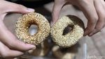 Ci Mehong Jualan Donat Rp 15 Ribu per Buah, Seperti Apa Rasanya?