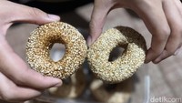 Donat pisangnya dibanderol seharga Rp 40.000 untuk 4 buah. Ukurannya tidak begitu besar, dilapisi dengan taburan wijen melimpah. Foto: Detikcom / Atiqa Rana