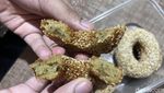 Ci Mehong Jualan Donat Rp 15 Ribu per Buah, Seperti Apa Rasanya?