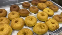 Untuk donat labu, pemilik gerai PIK Baking House ini  mengaku warna kuningnya asli dari penambahan labu. Menurut Ci Mehong labu juga membuat teksturnya lebih empuk. Foto: Detikcom / Atiqa Rana