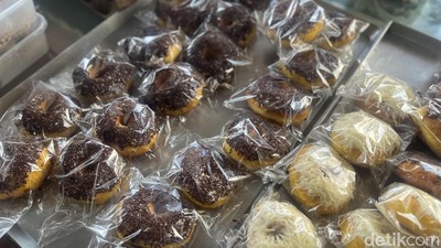 Ci Mehong Jualan Donat Rp 15 Ribu per Buah, Seperti Apa Rasanya?