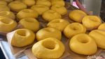 Ci Mehong Jualan Donat Rp 15 Ribu per Buah, Seperti Apa Rasanya?