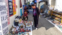 Dongmyo Seoul, pasar loak ikonik di Seoul, terkenal sebagai tempat berburu harta karun mulai dari pakaian bekas, vinyl, kamera jadul, sampai aksesori unik dengan harga terjangkau. (Getty Images/Isarint Sangmanee)