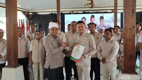 Ketua DPN Tani Merdeka Indonesia, Don Muzakir saat memberikan penyerahan tugas ke Ketua DPW Tani Merdeka Bali, Zulfikar pada Minggu (10/8/2025).