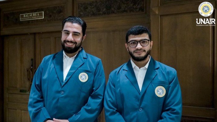 Dua mahasiswa Palestina yang berkuliah spesialis di Unair.