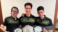 Ada kakaknya, Al Ghazali, dan adiknya, Dul Jaelani, yang hadir pada pertarungan Sabtu (9/8) malam.  Foto: dok instagram El Rumi dan Al Ghazali