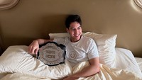 El Rumi akhirnya bisa tidur dengan lelap dan bangun menyandang sabuk kemenangan usai kalahkan Jefri Nichol.  Foto: dok instagram El Rumi dan Al Ghazali