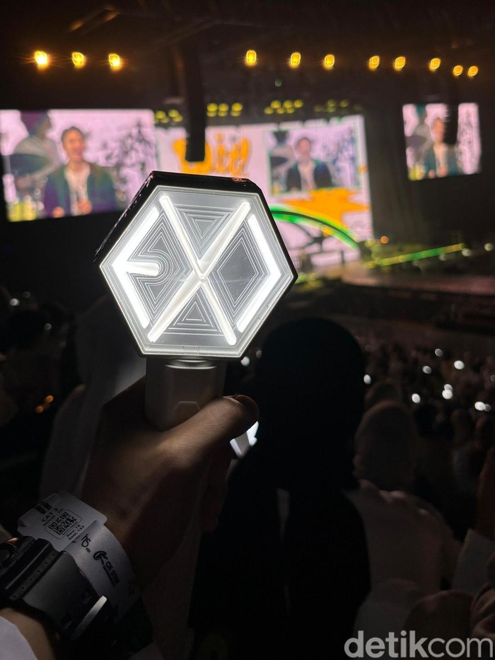 EXO Lightstick EXO di konser solo Doh Kyung Soo DO It! di Jakarta yang digelar Sabtu (9/8/2025) di Indonesia Arena.