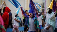Kostum penuh warna-warni dan gerak lincah mewarnai panggung festival di ibu kota El Salvador. REUTERS/Jose Cabezas