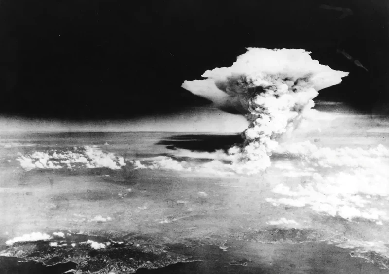 Pada 6 Agustus 1945, Amerika Serikat menjatuhkan bom nuklir pertama di Hiroshima, Jepang. Potretnya menjadi pengingat bahaya senjata nuklir.