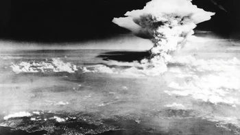 Foto ini diambil sekitar tiga jam setelah bom meledak, menunjukkan skala ledakan yang dahsyat. Foto: U.S. National Archives