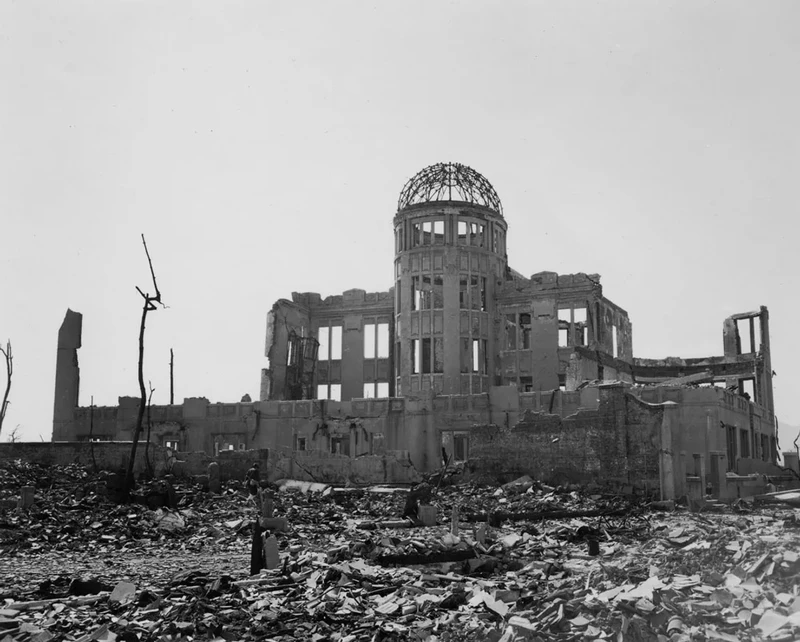 Pada 6 Agustus 1945, Amerika Serikat menjatuhkan bom nuklir pertama di Hiroshima, Jepang. Potretnya menjadi pengingat bahaya senjata nuklir.