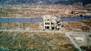 Ada foto-foto berwarna langka dari kehancuran yang menunjukkan seberapa besar kota itu hancur. Foto: U.S. National Archives