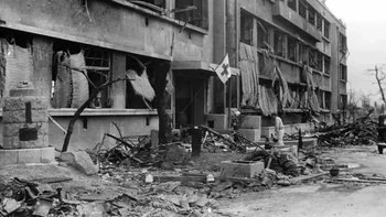 Setelah terjadinya ledakan, berbagai tempat pertolongan pertama didirikan di tempat-tempat seperti sekolah tua di mana orang sakit dan terluka dapat ditampung. Foto: U.S. National Archives