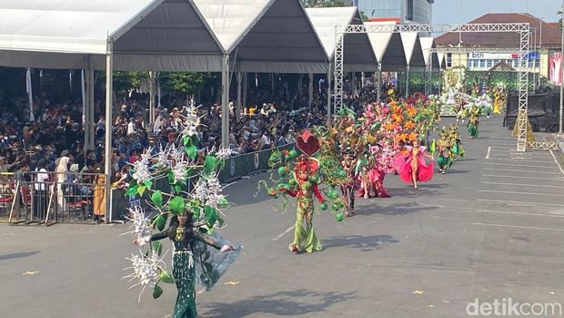Grand Carnival JFC menampilkan sejumlah defile