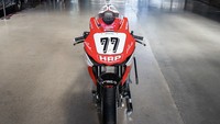 Motor ini dilengkapi dengan kontrol traksi dan kontrol wheelie yang dikelola oleh ECU, serta komponen khusus seperti airbox, pendingin oli, quick shifter, sistem knalpot Akrapovič Titan. Foto: Dok. RM Sothebys
