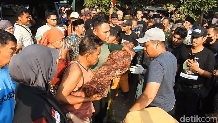 Jasad M Haidar Musthofa saat dibawah ke RSUD Bangil Pasuruan