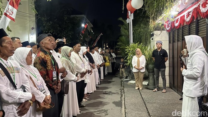 Jemaah asal Semarang gelar doa bersama di rumah Jokowi di Solo, Minggu (10/8/2025).