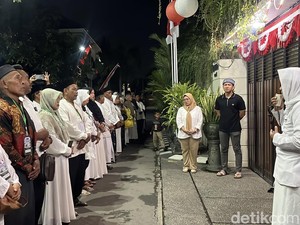 Jemaah Asal Semarang Doa Bersama di Depan Rumah Jokowi