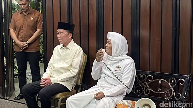 Jemaah asal Semarang gelar doa bersama di rumah Jokowi di Solo, Minggu (10/8/2025).