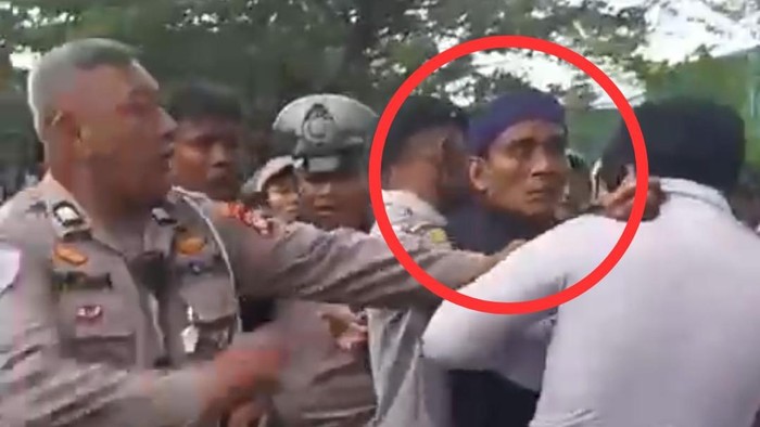 Jukir liar pukul petugas Dishub Makassar di jalanan.