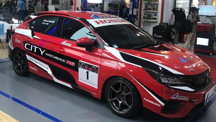 Kaca film pada mobil balap yang punya teknologi Thermal Shield