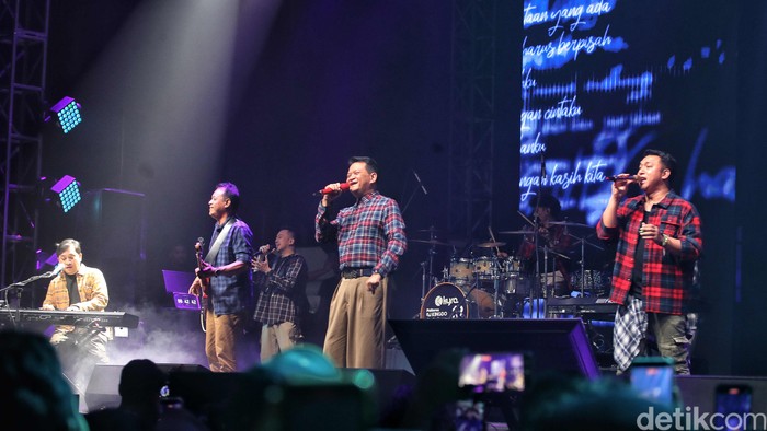 Kahitna tampil dalam acara The Sound Project 8 di Ecovention Ancol, Jakarta Utara, Jumat (8/8/2025) malam.