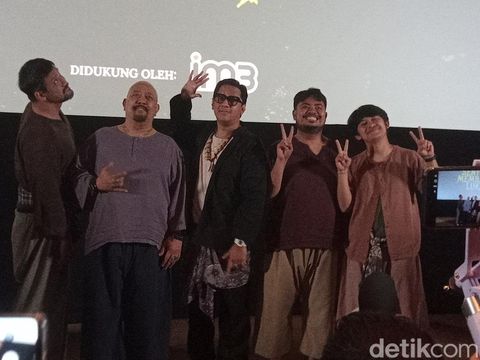 Penyanyi OST dan pemain Kang Solah From Kang Mak x Nenek Gayung saan konferensi pers di kawasan Kemang, Jakarta Selatan. Film ini dibintangi Rigen Rakelna, Tora Sudiro, Indro Warkop, Andre Taulany, Praz Teguh, hingga Indra Jegel.