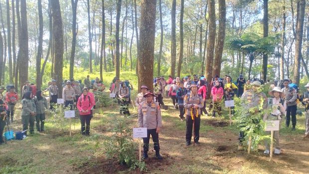 Kapolda Jabar dan Istri saat mendaki Gunung Ciremai