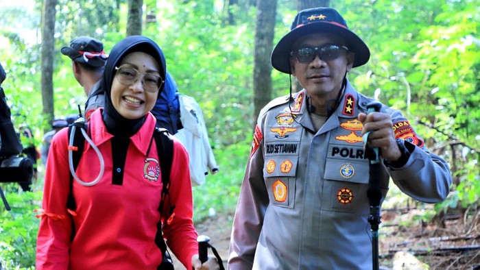 Kapolda Jabar dan Istri saat mendaki Gunung Ciremai