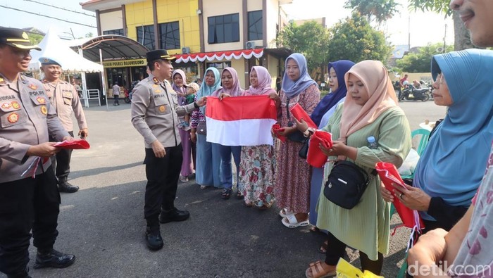 Kapolres Bojonegoro bagikan Bendera Merah Putih
