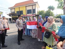 Sambut HUT ke-80 RI, Polisi Bojonegoro Bagikan Bendera Merah Putih