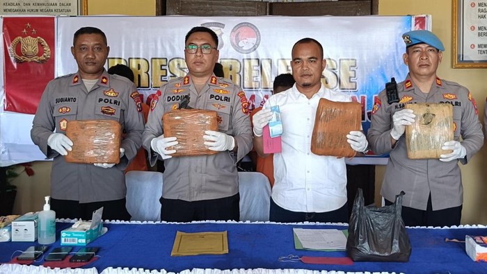 Kapolres Palas saat merilis kasus pengungkapan ganja. (Foto: Dok. Polres Palas)