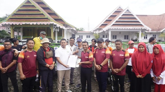Kepala Bank Sulselbar Cabang Bone, Anas menyerahkan 5 unit motor sampah dari dana CSR yang diterima Bupati Bone Andi Asman Sulaiman.