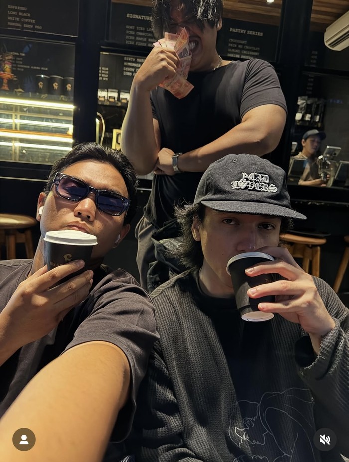 Keseruan Jefri Nichol Makan Scrambled Egg hingga Ngemil Roti Italia Keseruan Jefri Nichol Makan Scrambled Egg hingga Ngemil Roti Italia