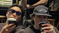 Salah satunya saat aktor berusia 26 tahun itu nongkrong bersama kerabat-kerabatnya di salah satu kafe di Bali. Dari keterangan unggahan foto, tampaknya Jefri memesan minuman matcha nih. Foto: Instagram @jefrinichol