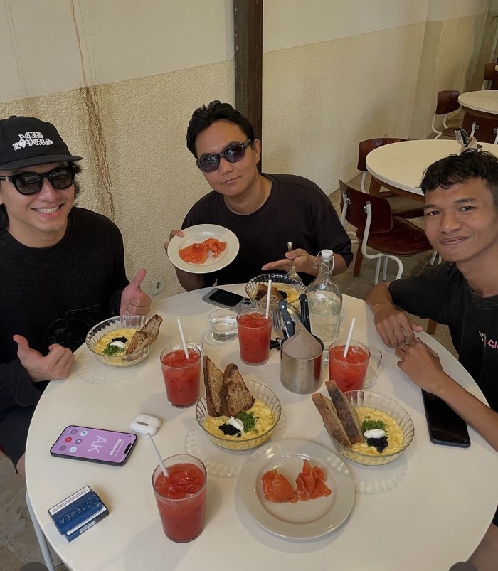 Keseruan Jefri Nichol Makan Scrambled Egg hingga Ngemil Roti Italia Keseruan Jefri Nichol Makan Scrambled Egg hingga Ngemil Roti Italia