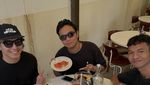 Potret Jefri Nichol Makan Scrambled Egg hingga Ngemil Roti di Italia