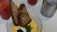 Menu yang Jefri pesan termasuk andalan di kafe ini. Berupa scrambled egg dengan tambahan sourdough toast. Uniknya, hidangan sederhana itu ditambah dengan fish roe dan cream putih segar. Foto: Instagram @jefrinichol