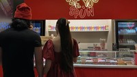 Pada bulan Juli lalu, artis kelahiran tahun 1999 itu membagikan momen saat makan bersama kekasihnya di Italia. Mereka terlihat mampir ke sebuah gerai gelato. Foto: Instagram @jefrinichol