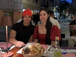 Potret Jefri Nichol Makan Scrambled Egg hingga Ngemil Roti di Italia