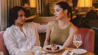 Selain di Italia, pemain film Dear Nathan ini juga pergi ke Prancis bersama kekasihnya. Jefri dan Ameera tampak menghampiri acara brand Hermes dan menikmati teh hingga pudding flan beri. Foto: Instagram @jefrinichol
