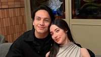 Pada bulan Januari lalu pemain film layar lebar ini mendapat kejutan kue ulang tahun dari kekasih dan keluarganya. Berupa dua potong kue dengan topping buah-buahan beri segar. Foto: Instagram @jefrinichol