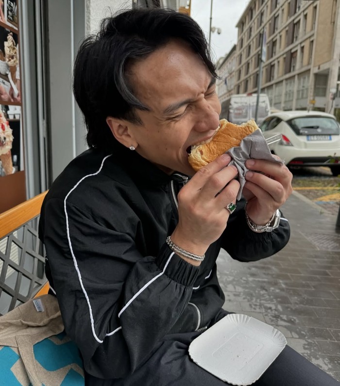 Keseruan Jefri Nichol Makan Scrambled Egg hingga Ngemil Roti Italia