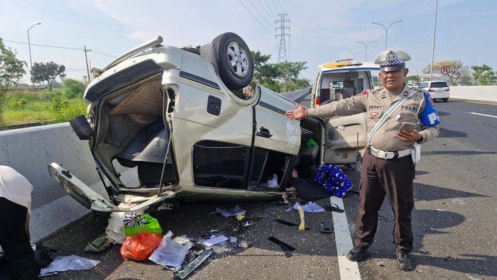 Kijang kecelakaan di Tol Gempol-Sidoarjo