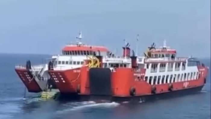 KMP Tunu Pratama Jaya 3888 dalam kondisi terbuka saat diseret oleh KMP Tunu Pratama Jaya 5888 menuju Ketapang