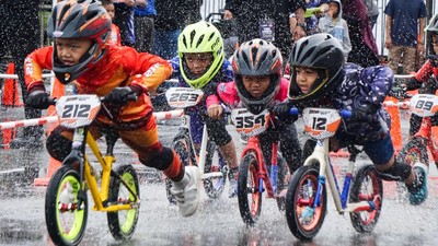 Keseruan Anak-anak Ikut Lomba Sepeda Dorong di Balikpapan
