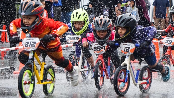 Sejumlah peserta memacu sepeda dorong atau push bike pada kompetisi Bayan Runbike Race di BSCC Dome, Balikpapan, Kalimantan Timur, Minggu (10/8/2025). Kompetisi yang diikuti sekitar 226 peserta dari berbagai kota di Indonesia itu digelar untuk menumbuhkan sportivitas dan kecintaan pada olahraga sejak dini, sekaligus menjaring bibit muda berbakat di bidang balap sepeda. ANTARA FOTO/Aditya Nugroho/YU